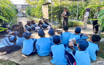 Kelas 7 Digital MTsN 10 Kuningan Belajar Budidaya di Ekowisata Buah Naga Kuning Sangkanika