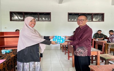 MTsN 10 Kuningan Lepas Purna Bakti Staf TU Jumad Sutrisna