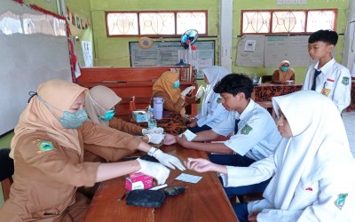 Screening Kesehatan Siswa Kelas VIII dan IX MTsN 10 Kuningan